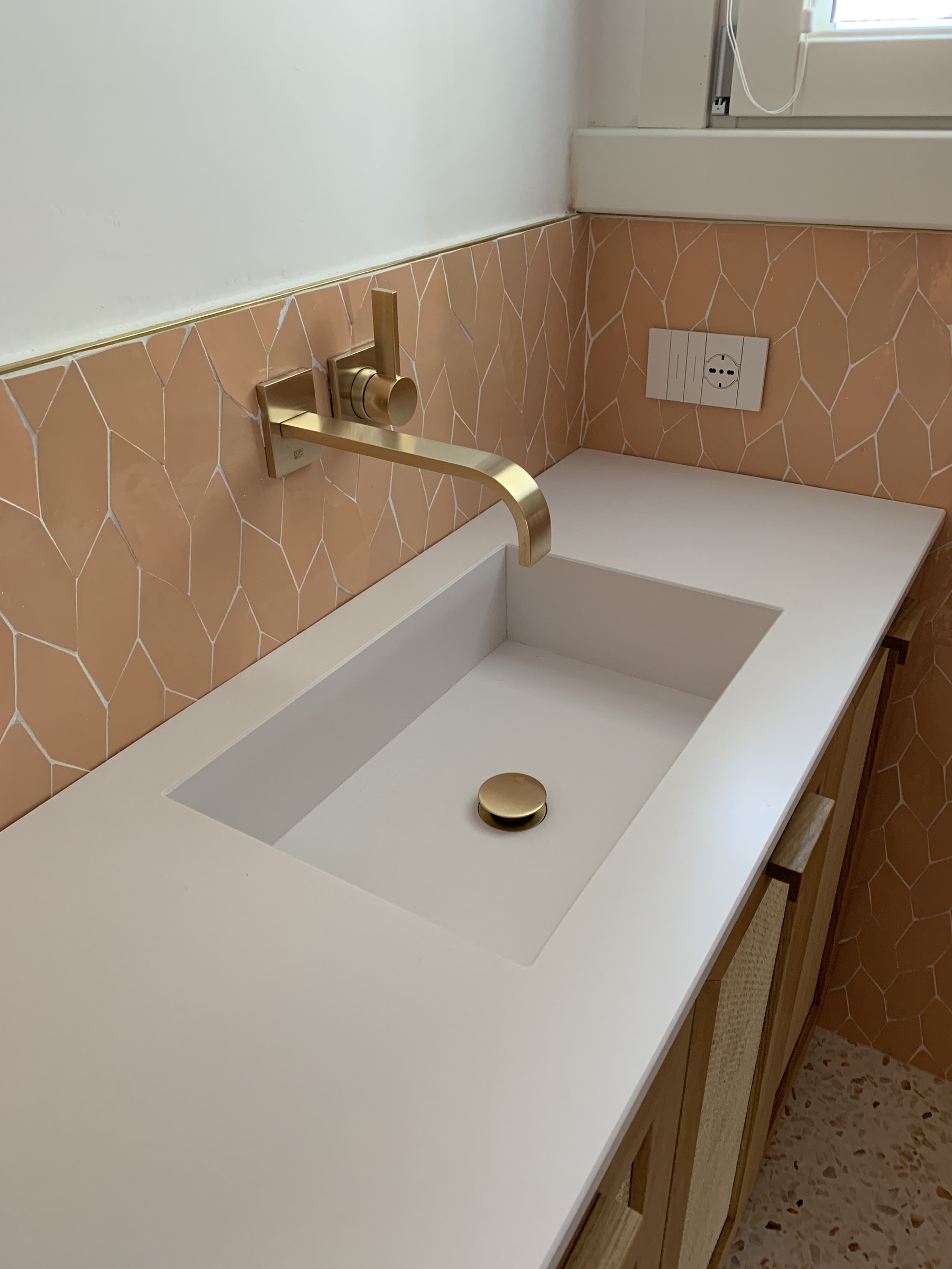 Il valore del dettaglio segreto: il mobile bagno in Rovere con interno in paglia di Vienna. — 