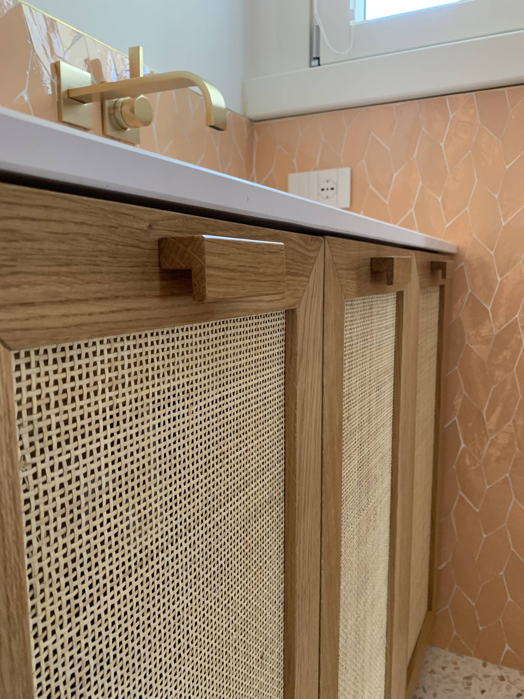 Il valore del dettaglio segreto: il mobile bagno in Rovere con interno in paglia di Vienna. — 
