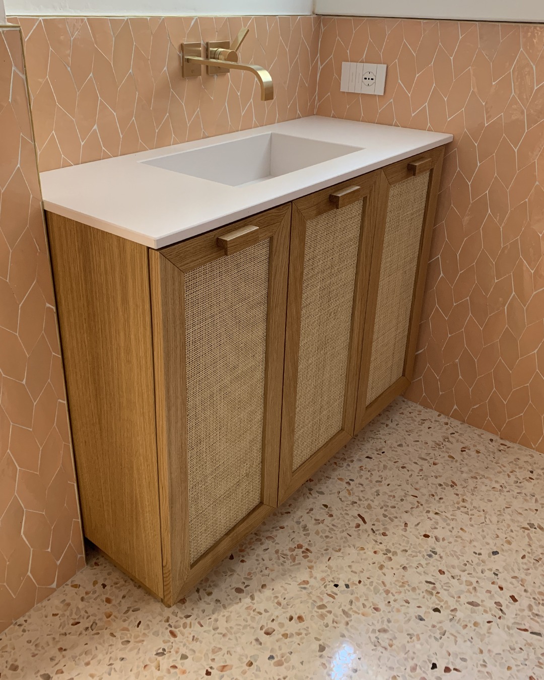 Bergo Arredi — Il valore del dettaglio segreto: il mobile bagno in Rovere con interno in paglia di Vienna.