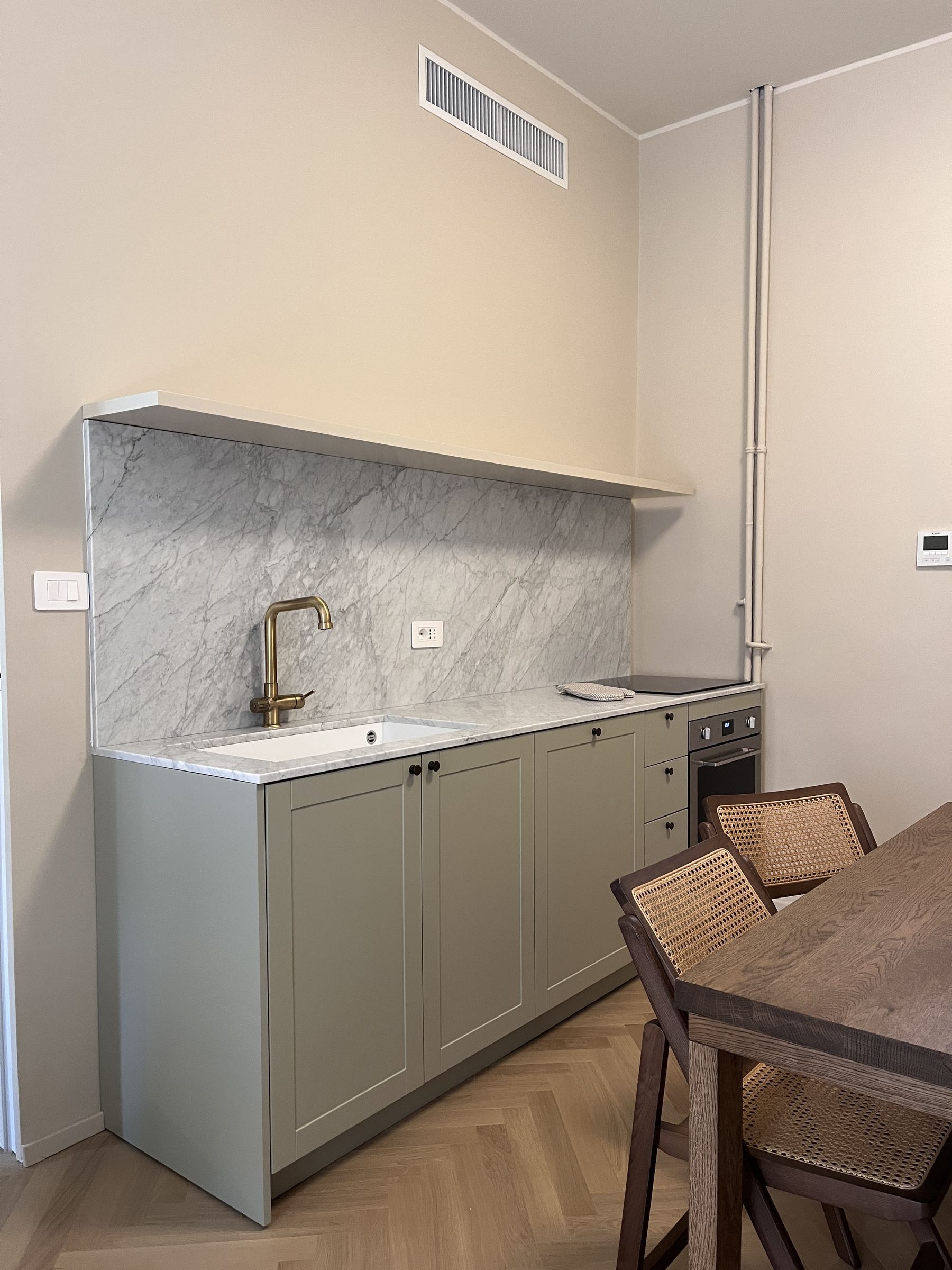 Il valore del tempo: la cucina sartoriale in Marmo di Carrara e laccato opaco. — 