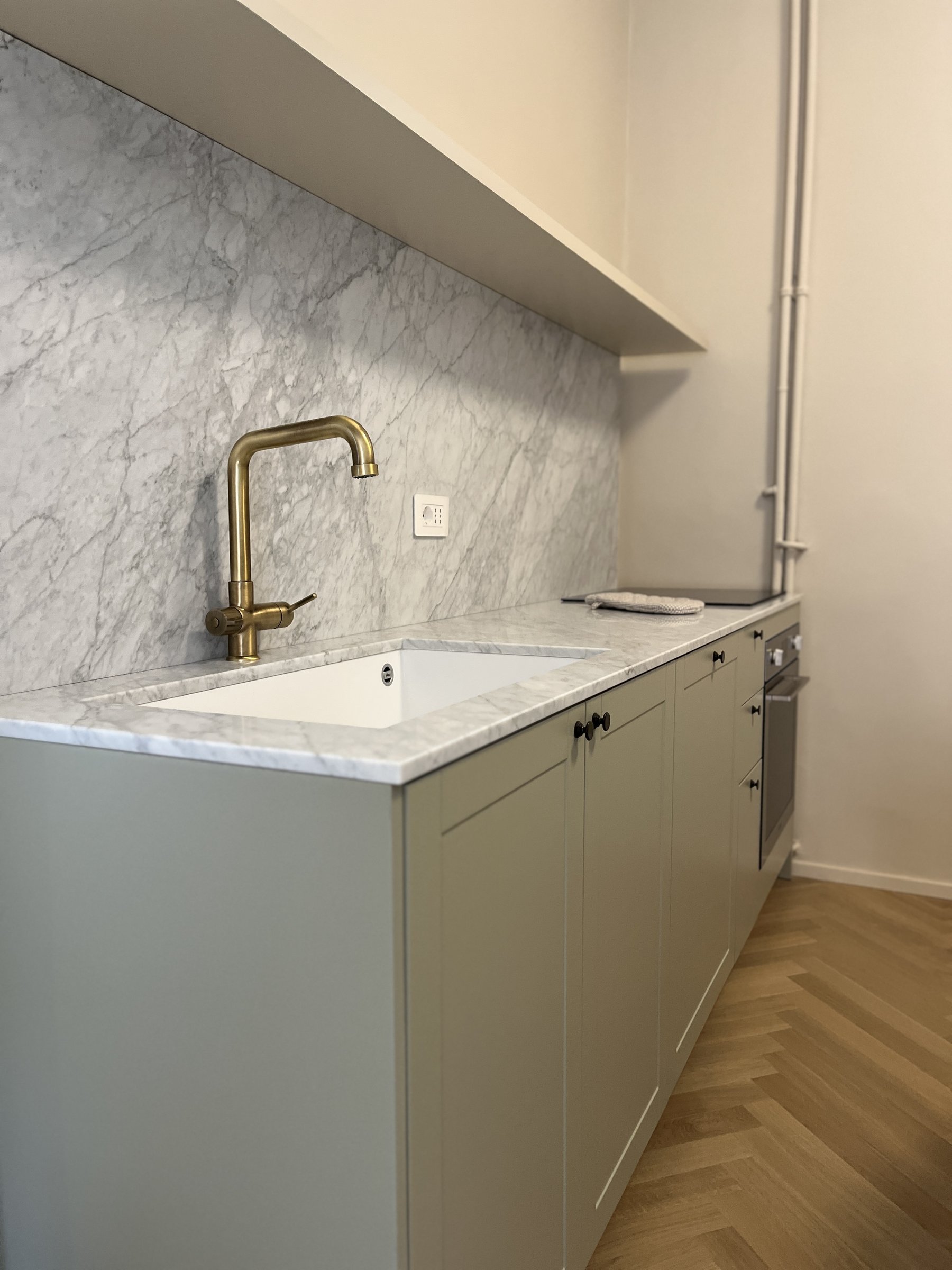 Il valore del tempo: la cucina sartoriale in Marmo di Carrara e laccato opaco. — 