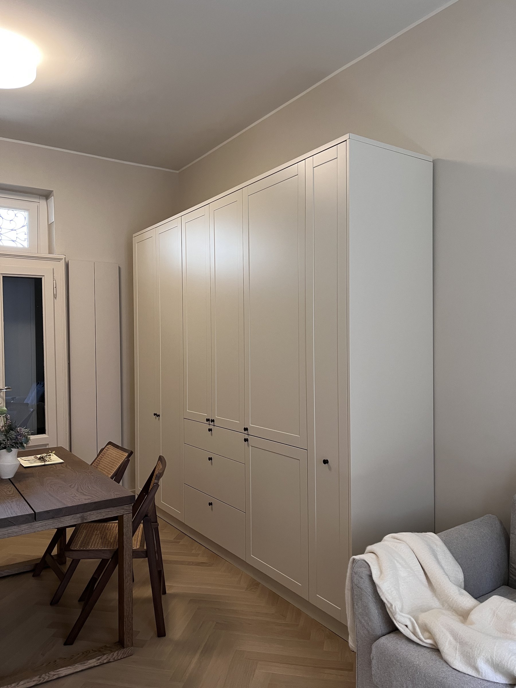 Il valore del tempo: la cucina sartoriale in Marmo di Carrara e laccato opaco. — 