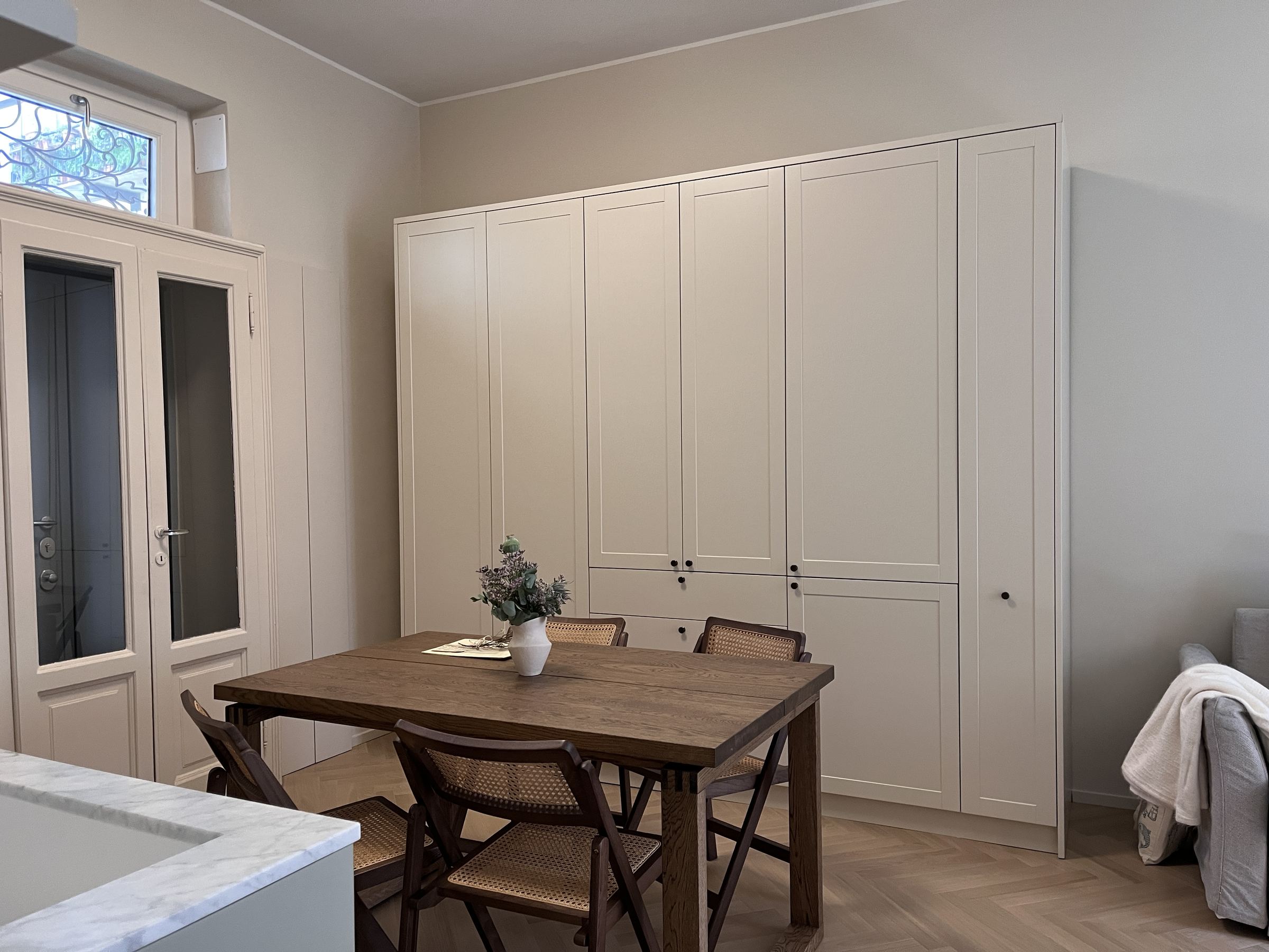 Il valore del tempo: la cucina sartoriale in Marmo di Carrara e laccato opaco. — 