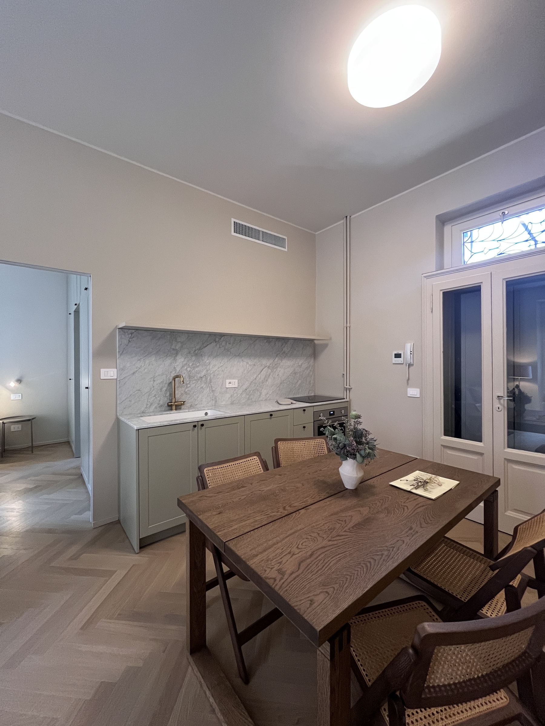 Il valore del tempo: la cucina sartoriale in Marmo di Carrara e laccato opaco. — 
