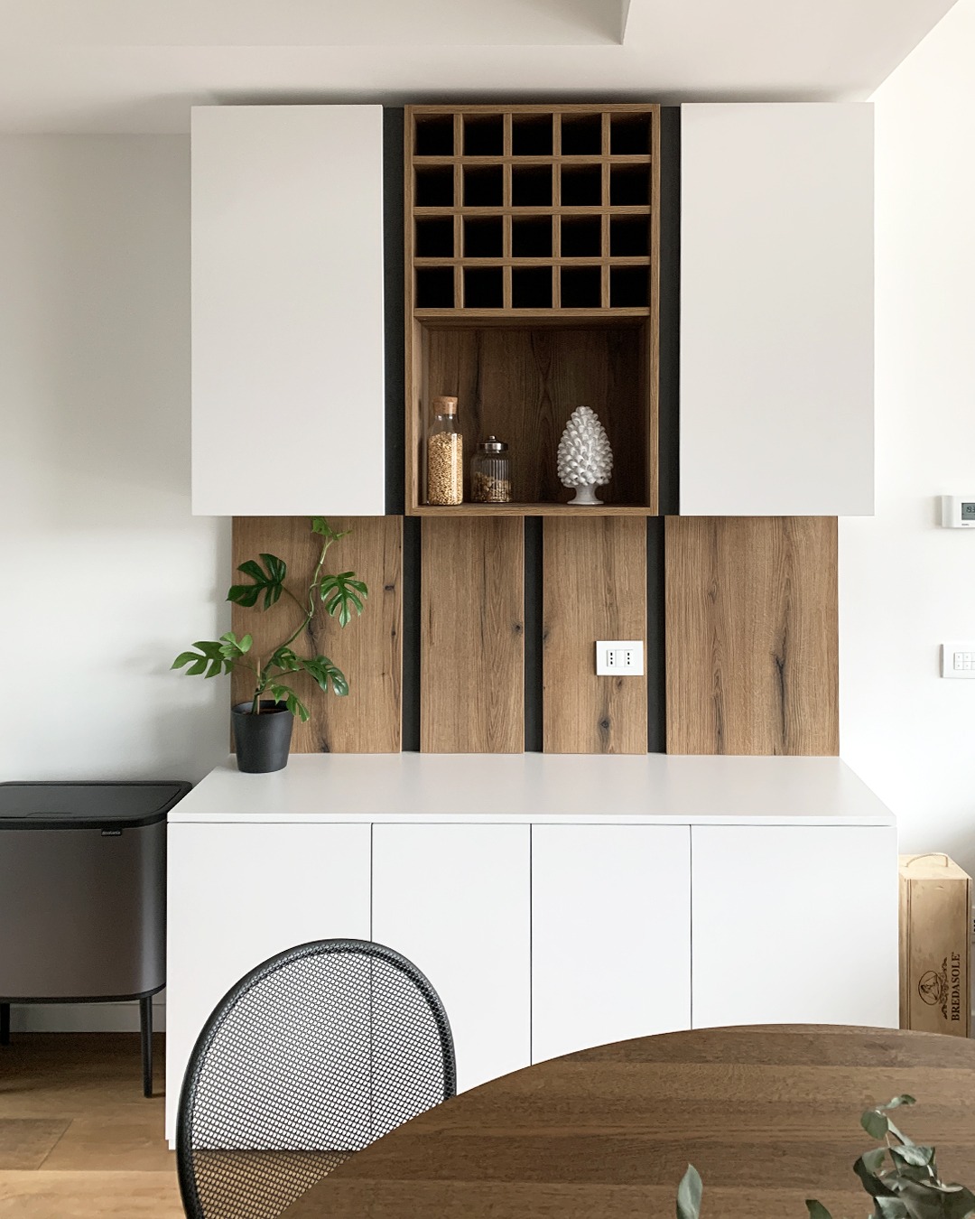 La credenza con il grigliato per il vino
