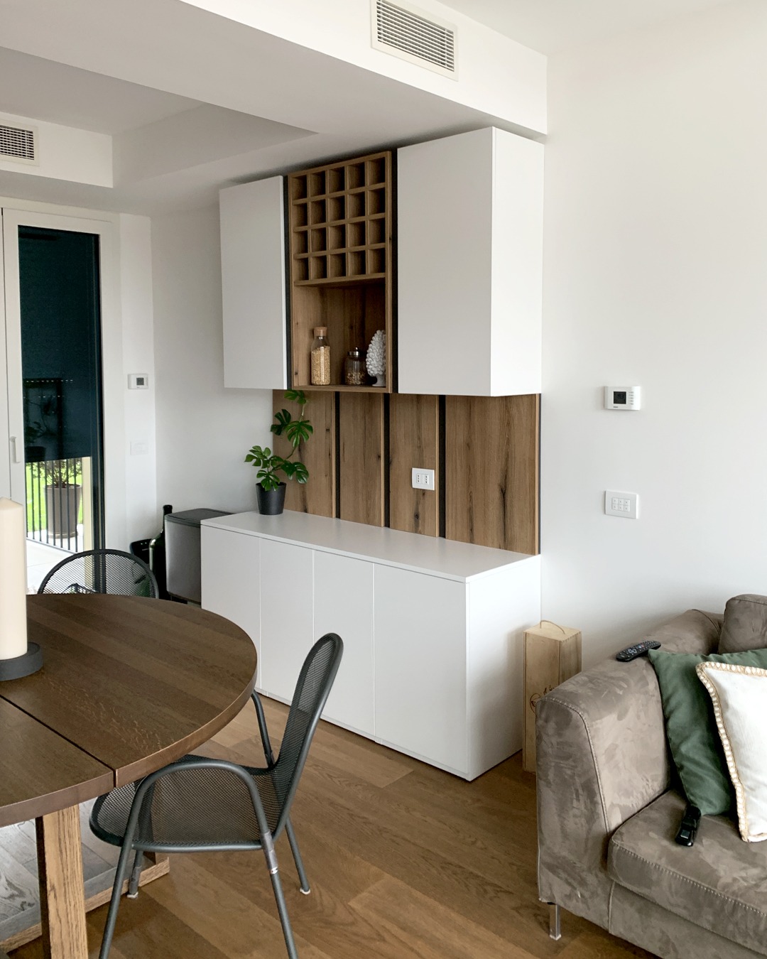 La credenza con il grigliato per il vino