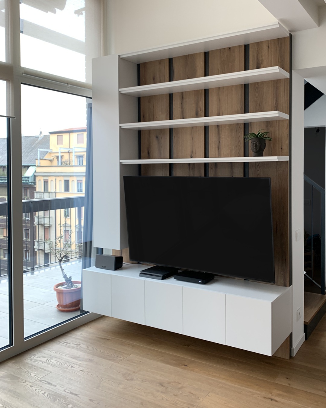La credenza con il grigliato per il vino