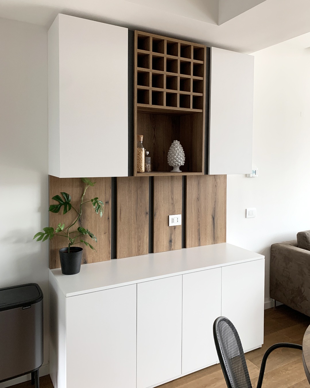 La credenza con il grigliato per il vino