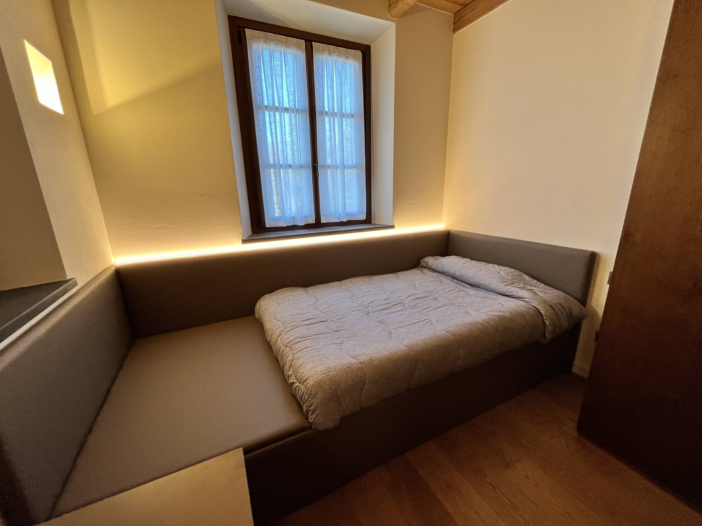 Letto imbottito a parete in nicchia — Cantù