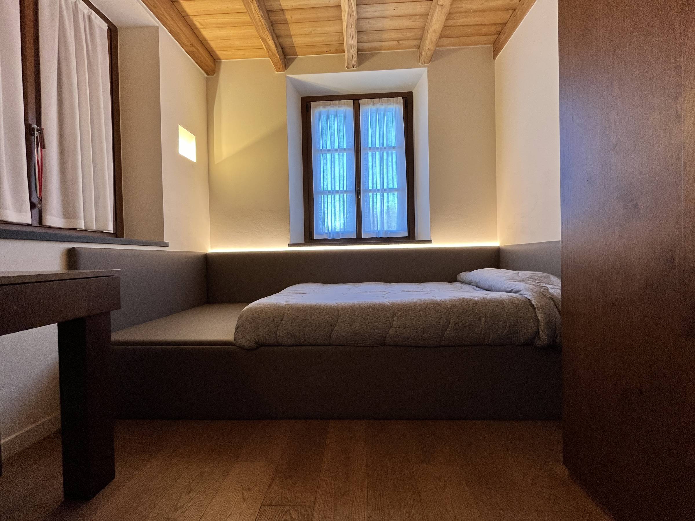 Letto imbottito a parete in nicchia — Cantù