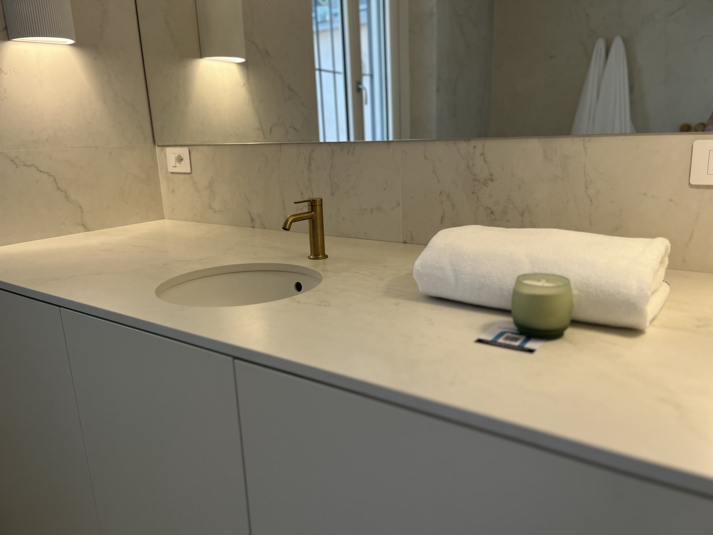 Laccature calde e Marmo di Carrara: l'arredo bagno sartoriale tra purezza e servizio. — 