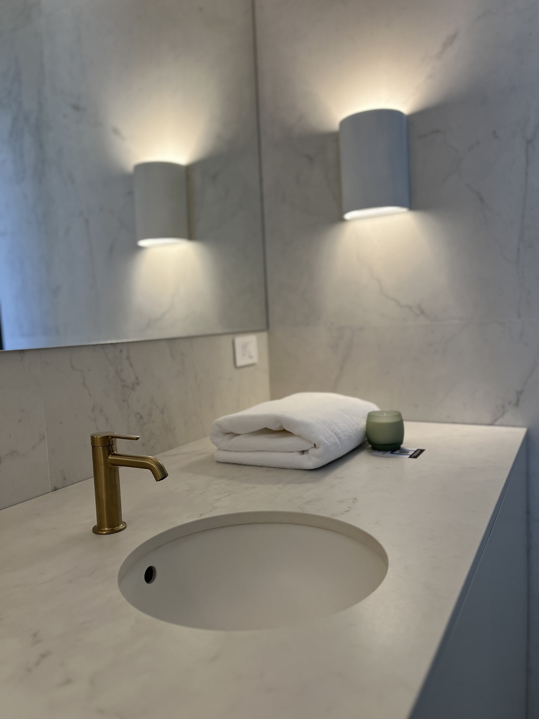 Laccature calde e Marmo di Carrara: l'arredo bagno sartoriale tra purezza e servizio. — 