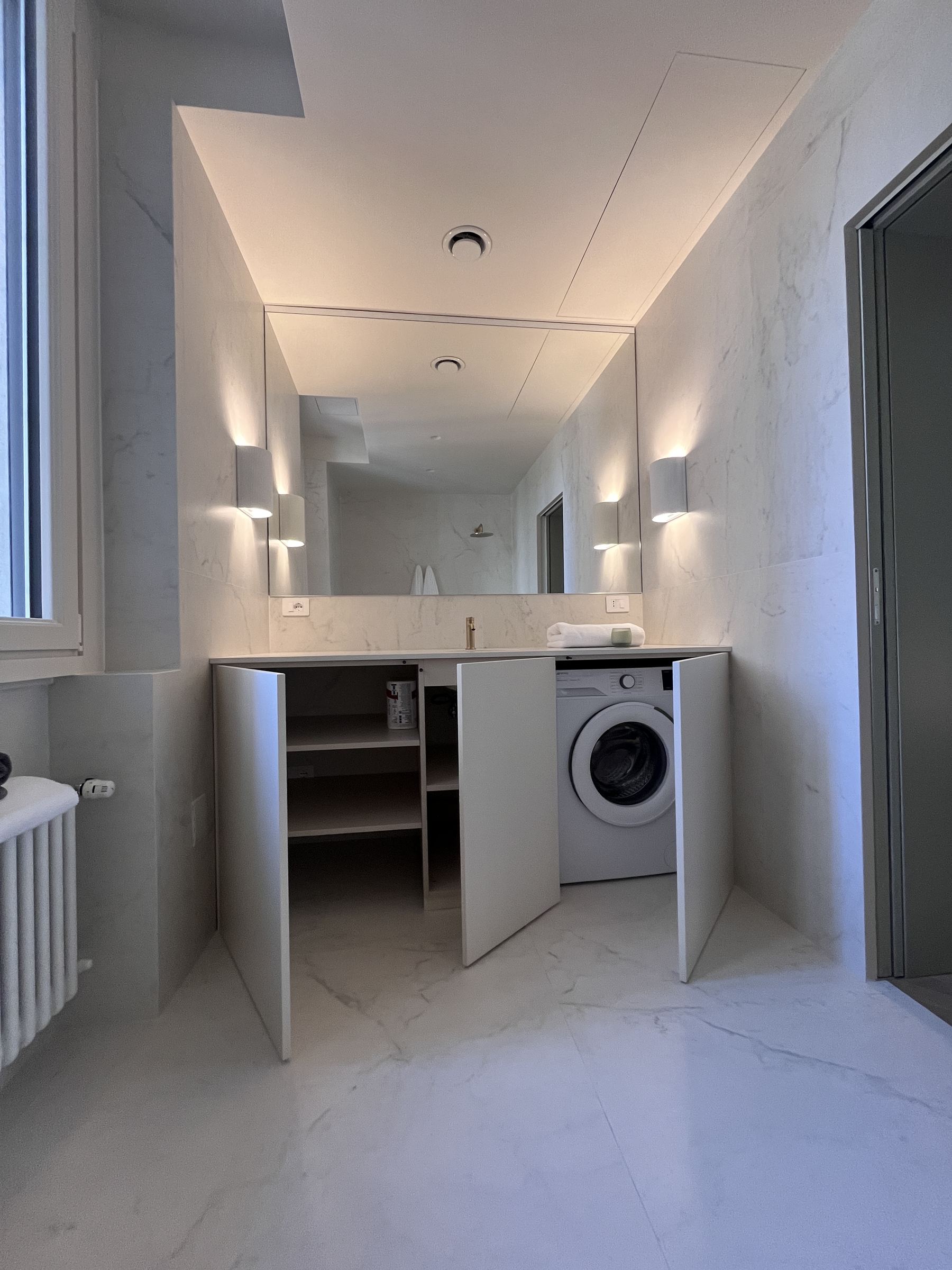 Laccature calde e Marmo di Carrara: l'arredo bagno sartoriale tra purezza e servizio. — 