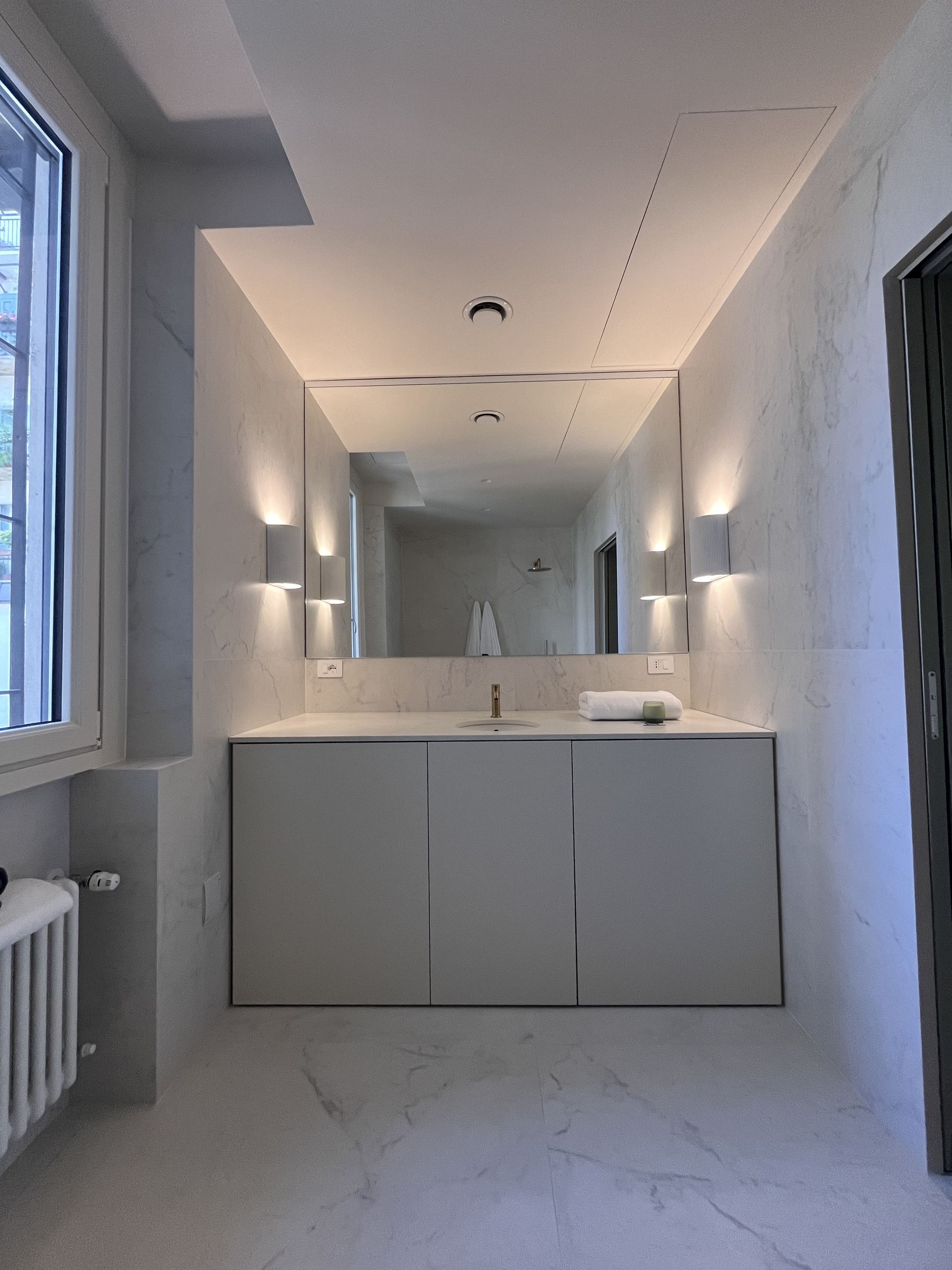 Bergo Arredi — Laccature calde e Marmo di Carrara: l'arredo bagno sartoriale tra purezza e servizio.