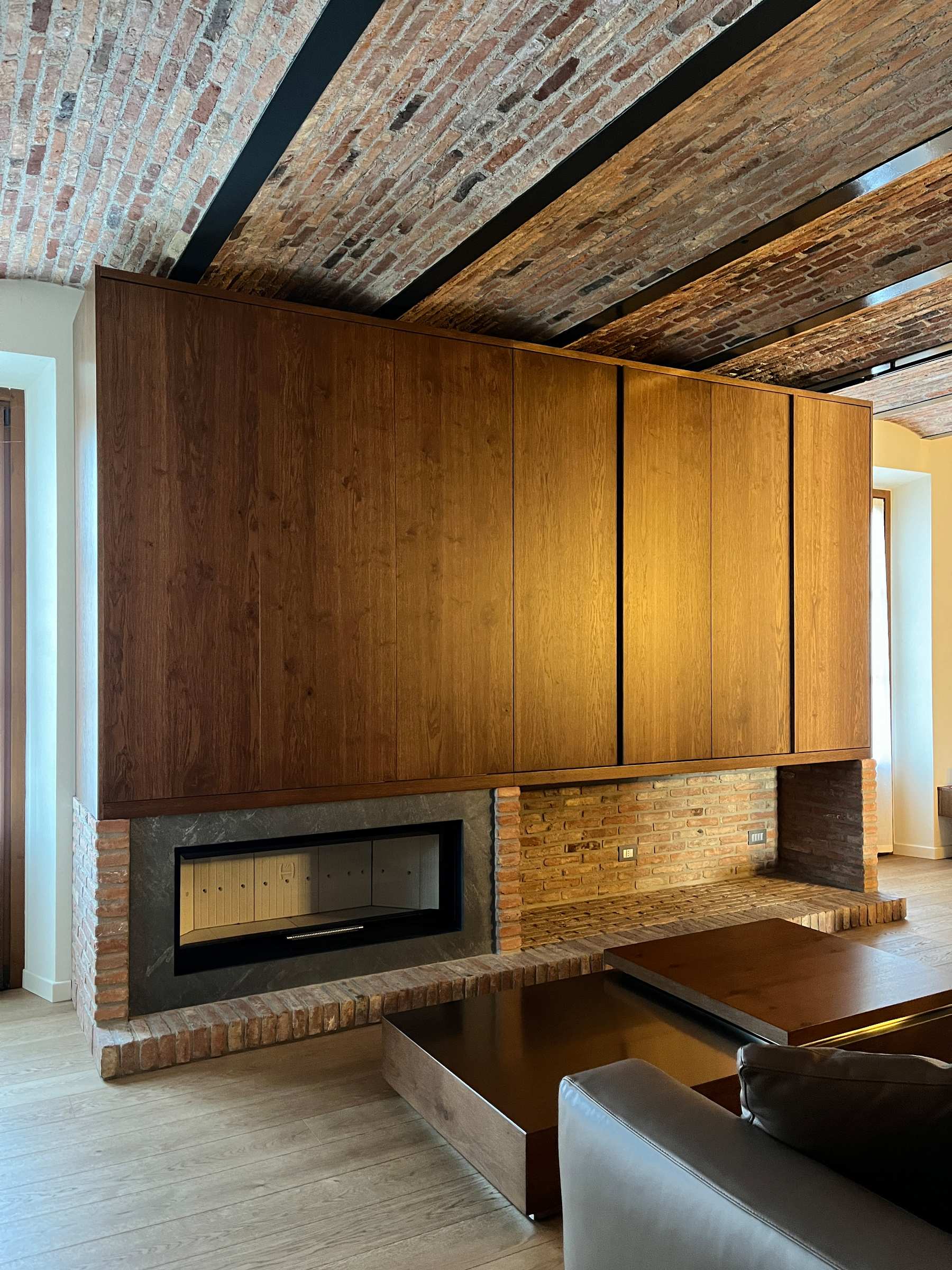 L'arte di nascondere: il sistema notte e giorno in Rovere Miele con ante rientranti. — 