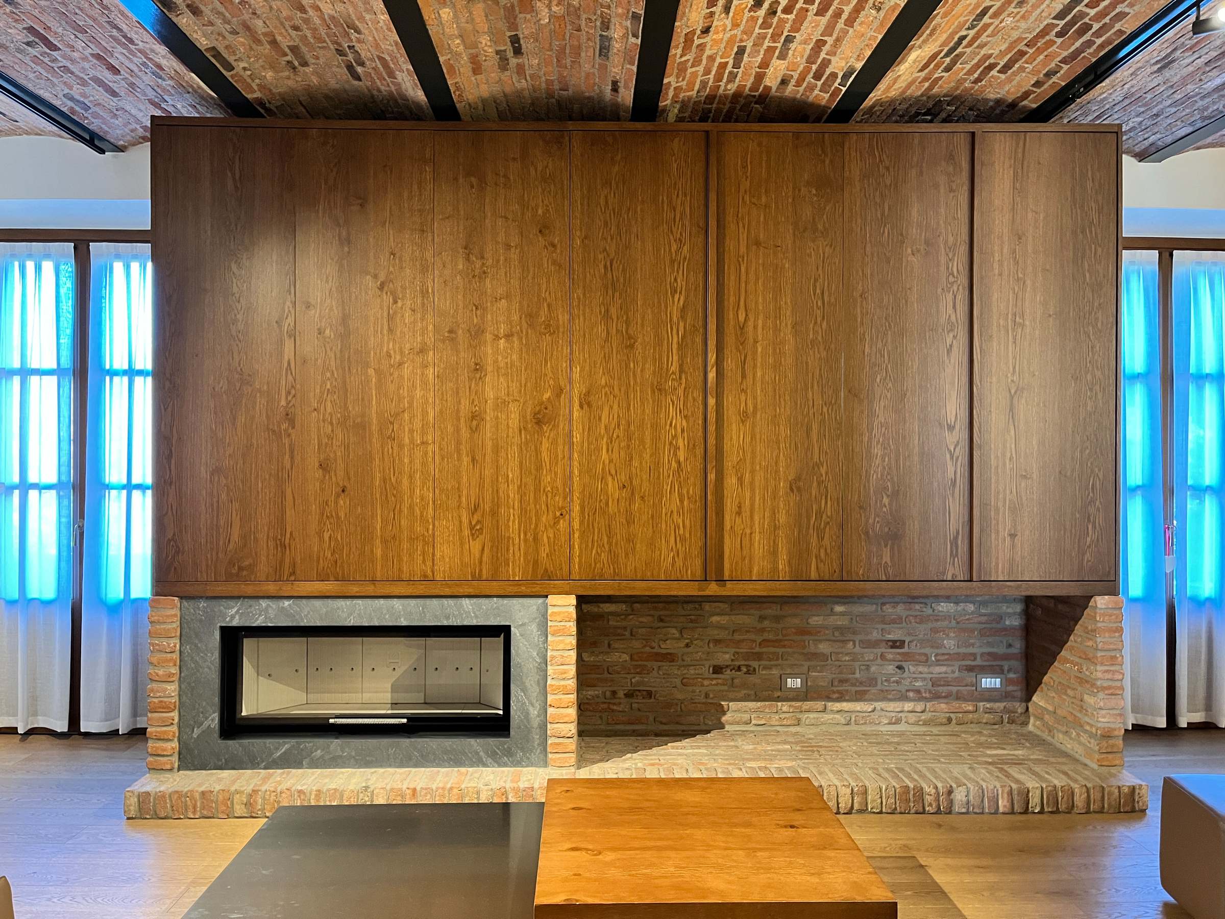 L'arte di nascondere: il sistema notte e giorno in Rovere Miele con ante rientranti. — 