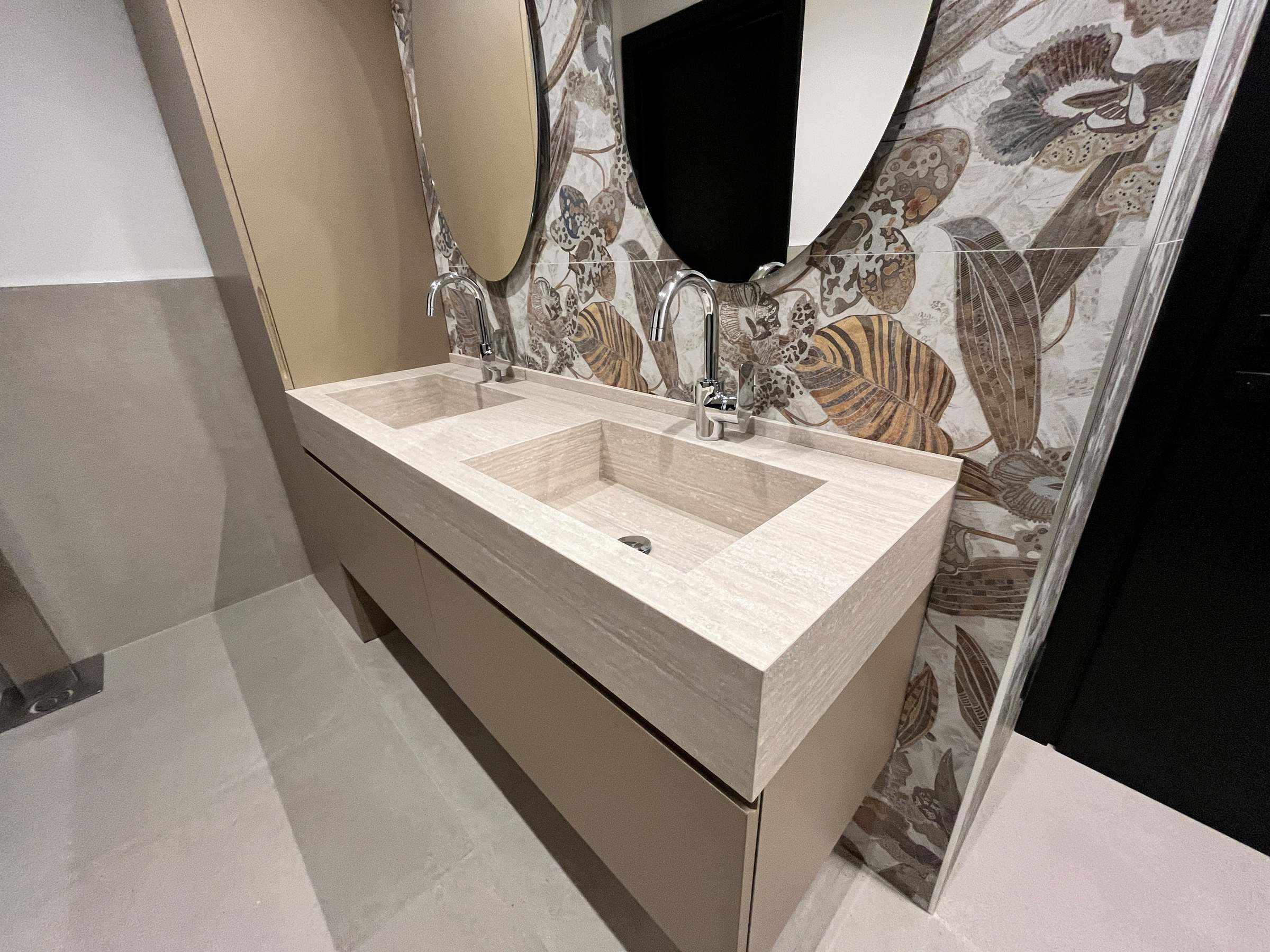 L'estetica del monolite: il bagno sartoriale in HPL Travertino e gola integrata. — 