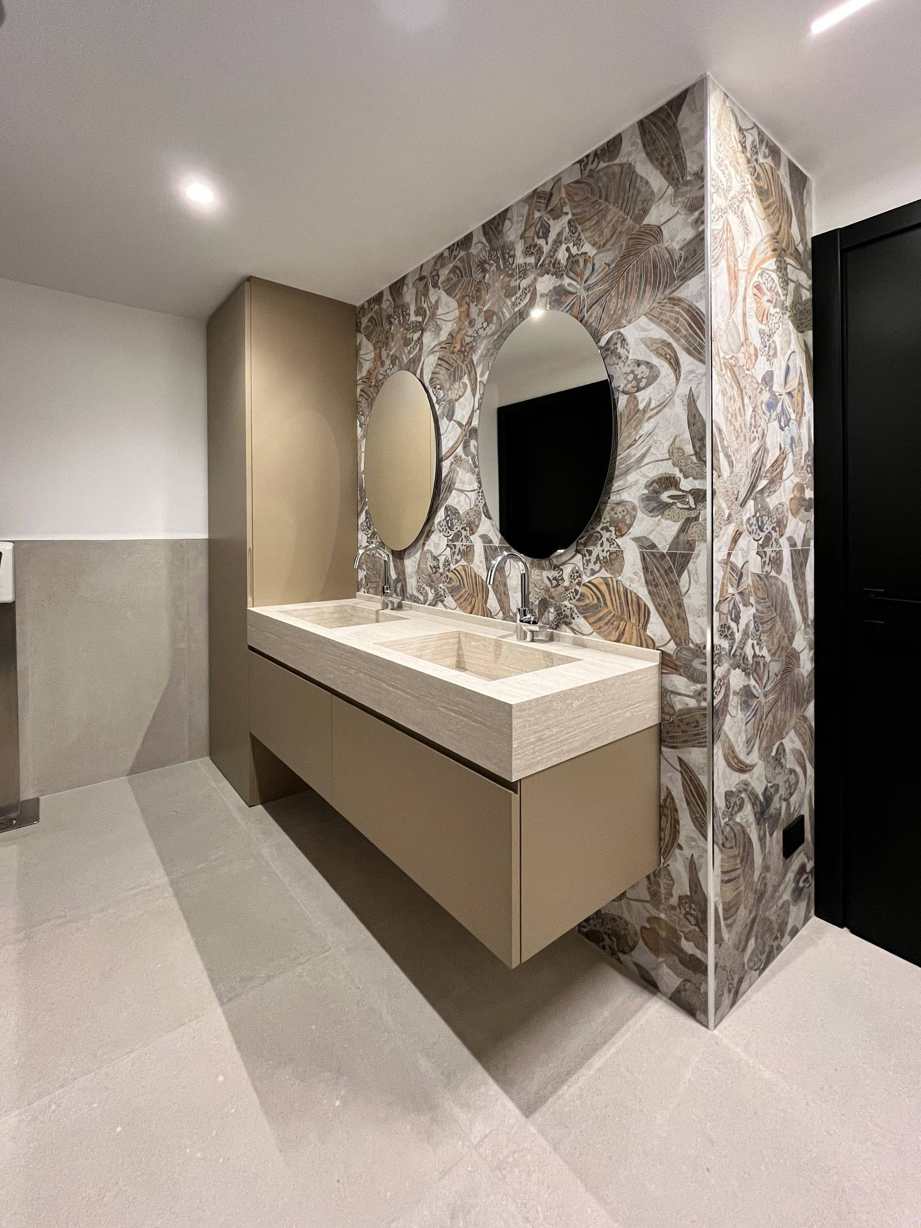 Bergo Arredi — L'estetica del monolite: il bagno sartoriale in HPL Travertino e gola integrata.