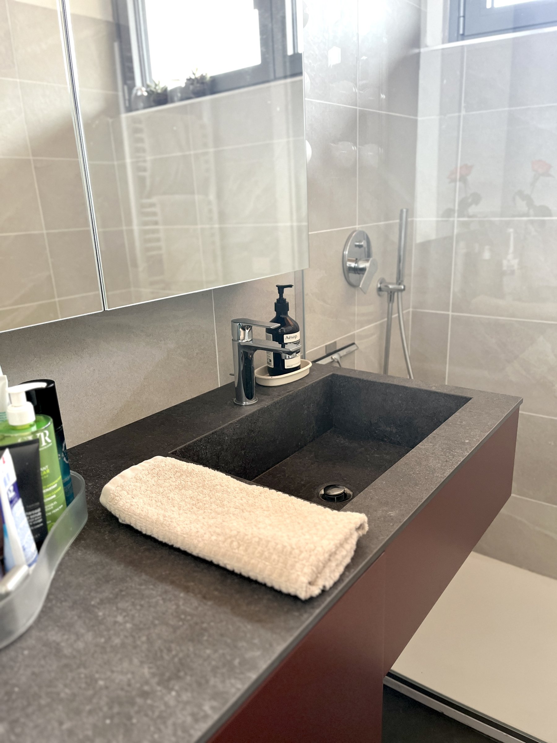 L'estetica dell'invisibile: il mobile bagno su misura che accoglie e nasconde. — 