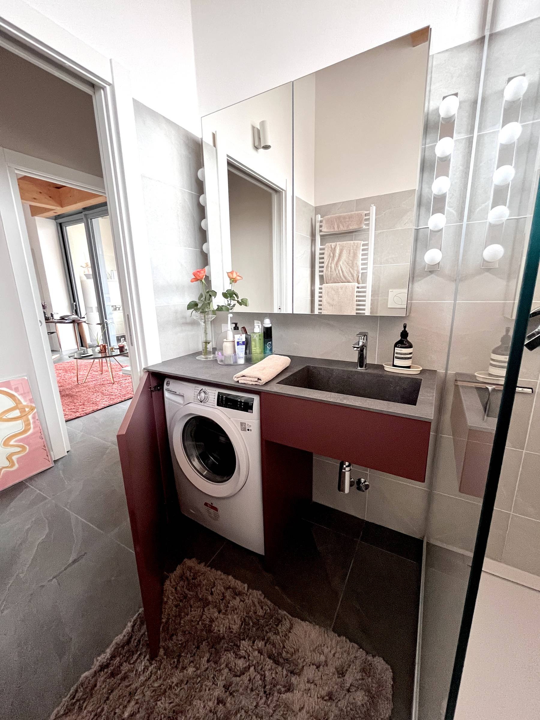L'estetica dell'invisibile: il mobile bagno su misura che accoglie e nasconde. — 
