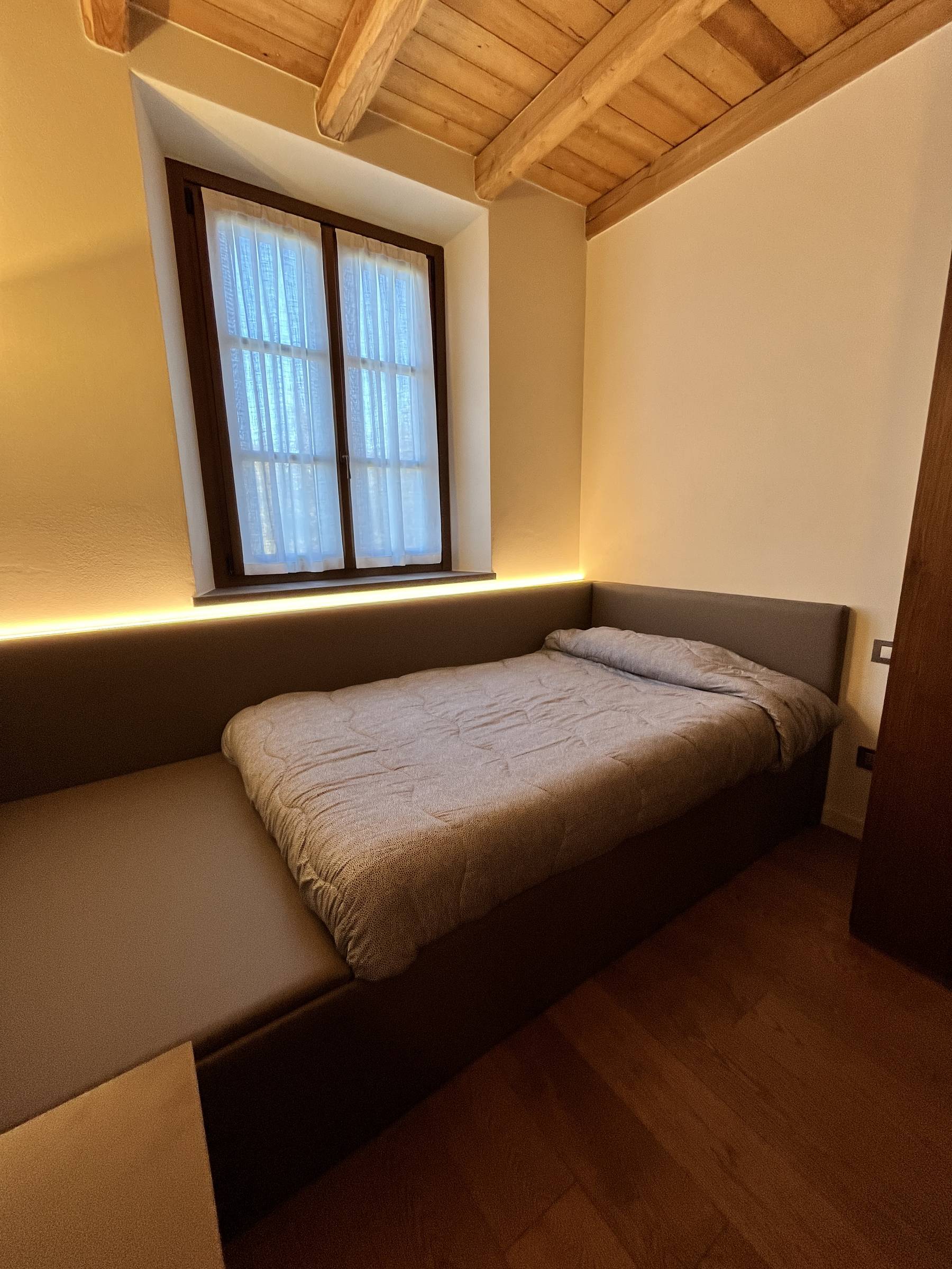 Letto imbottito a parete in nicchia — Cantù