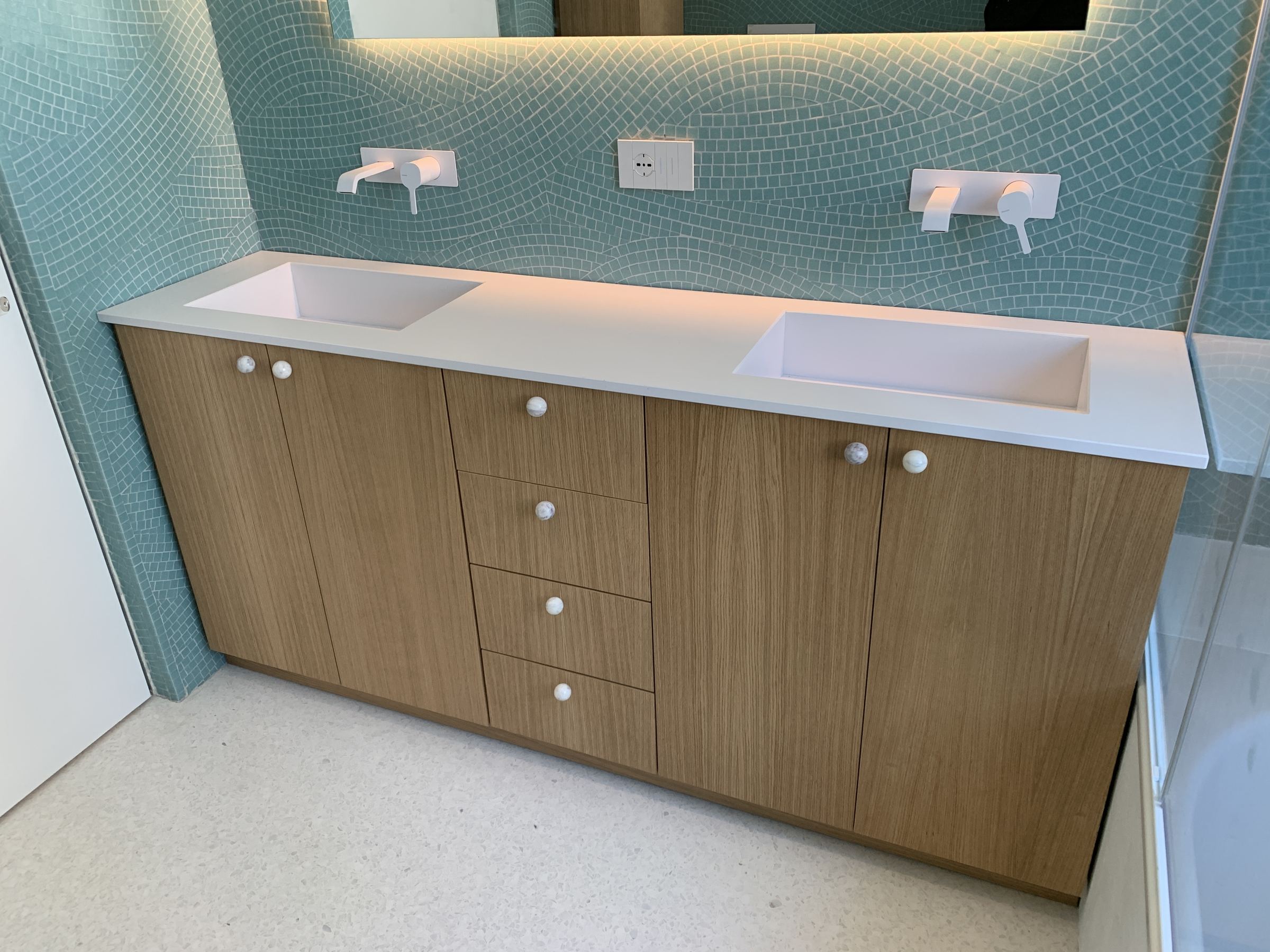 Luce e geometrie naturali: il bagno su misura in Rovere e top in Silestone Bianco Zeus. — 
