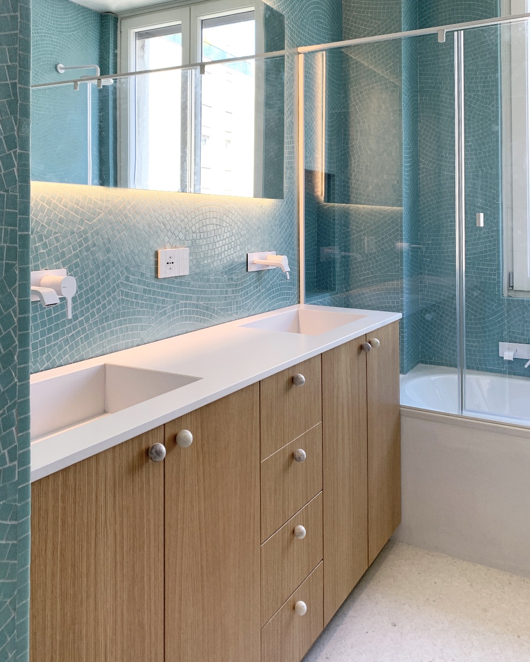 Bergo Arredi — Luce e geometrie naturali: il bagno su misura in Rovere e top in Silestone Bianco Zeus.