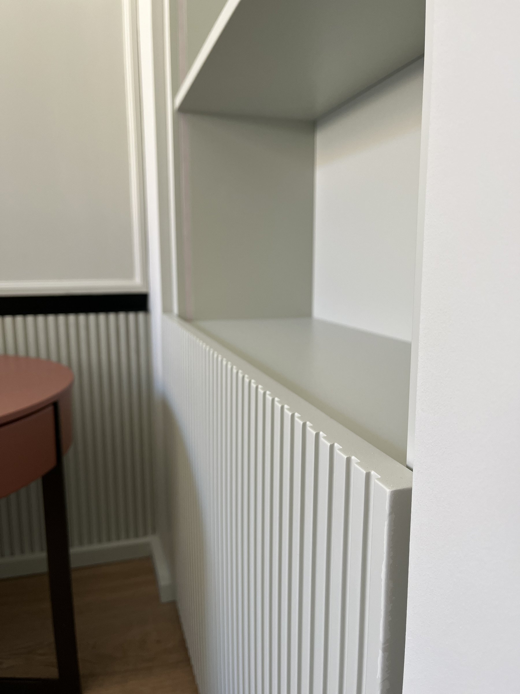 Sinergie in cantiere: quando il contenitore su misura diventa prolungamento della boiserie. — 