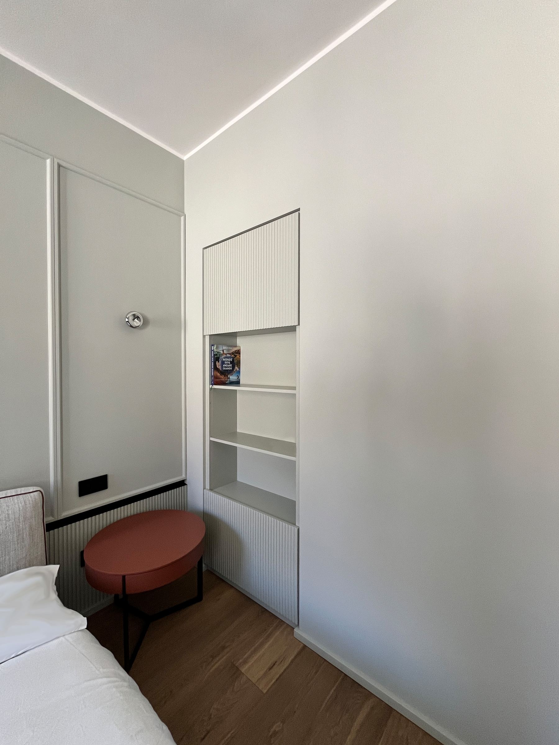 Bergo Arredi — Sinergie in cantiere: quando il contenitore su misura diventa prolungamento della boiserie.