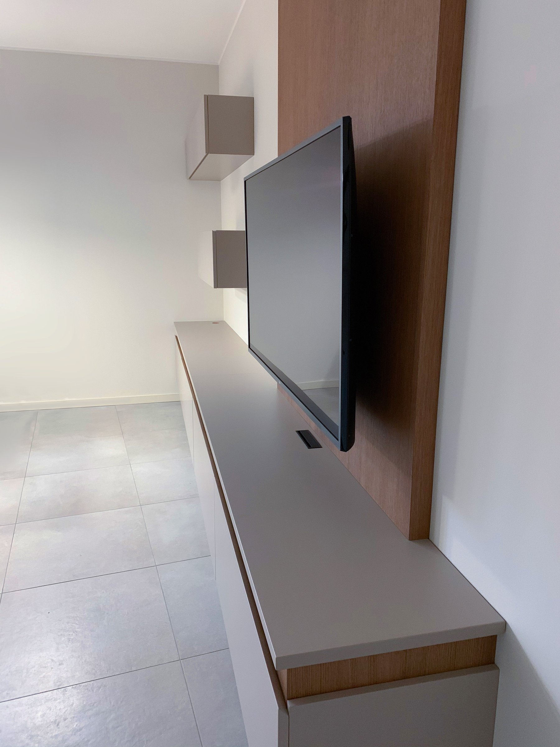 Trame verticali e volumi sospesi: il sistema giorno in Rovere Miele e laccato Nocciola. — 