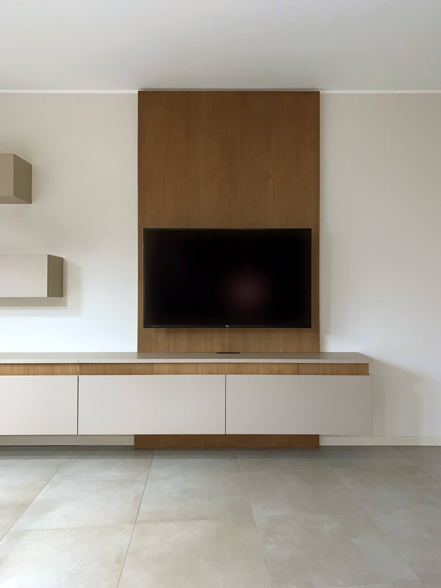 Trame verticali e volumi sospesi: il sistema giorno in Rovere Miele e laccato Nocciola. — 