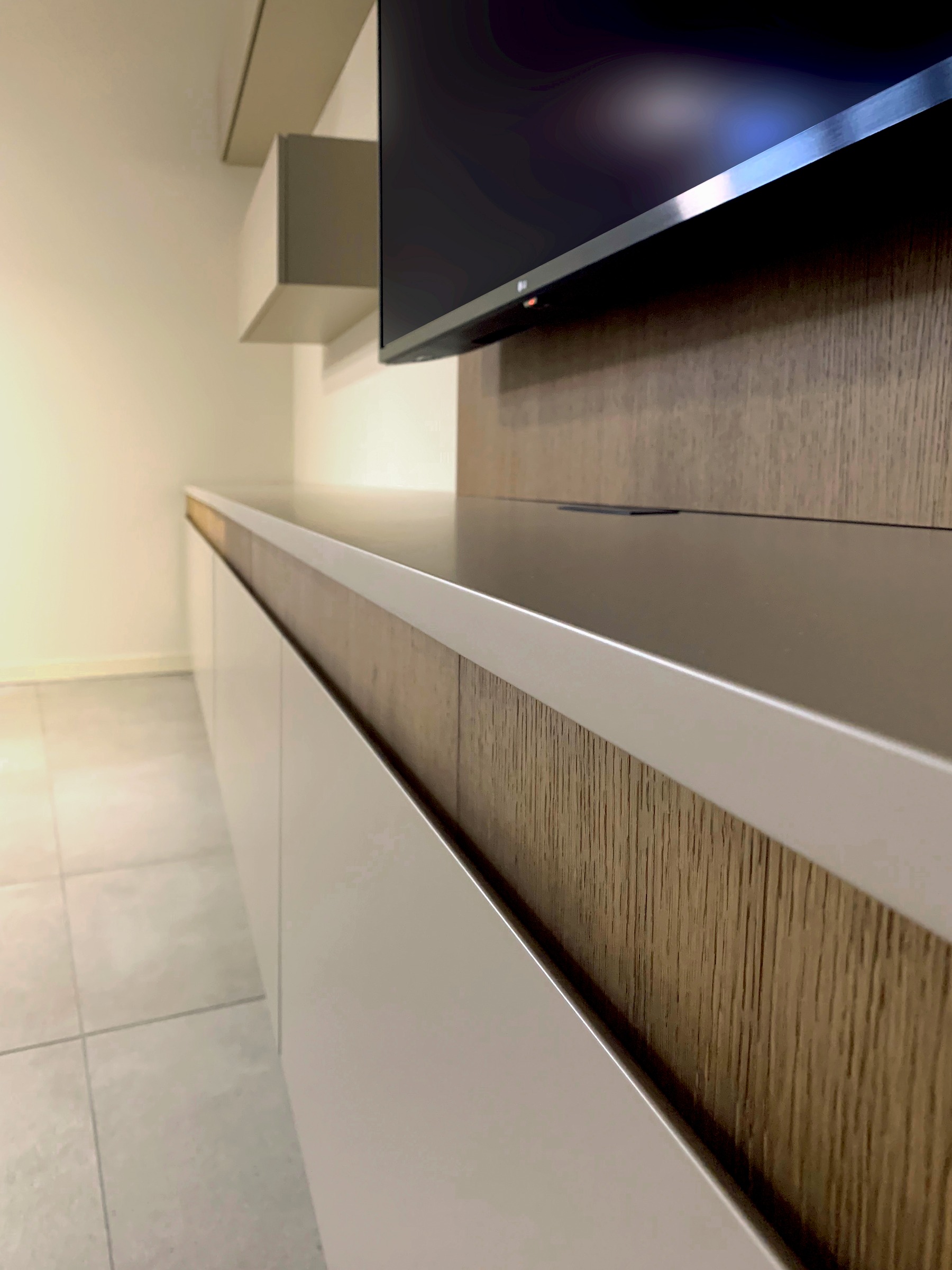 Trame verticali e volumi sospesi: il sistema giorno in Rovere Miele e laccato Nocciola. — 