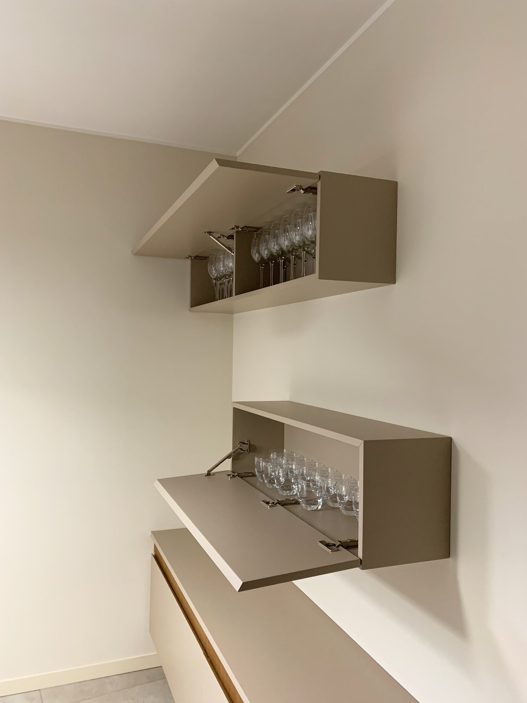 Trame verticali e volumi sospesi: il sistema giorno in Rovere Miele e laccato Nocciola. — 
