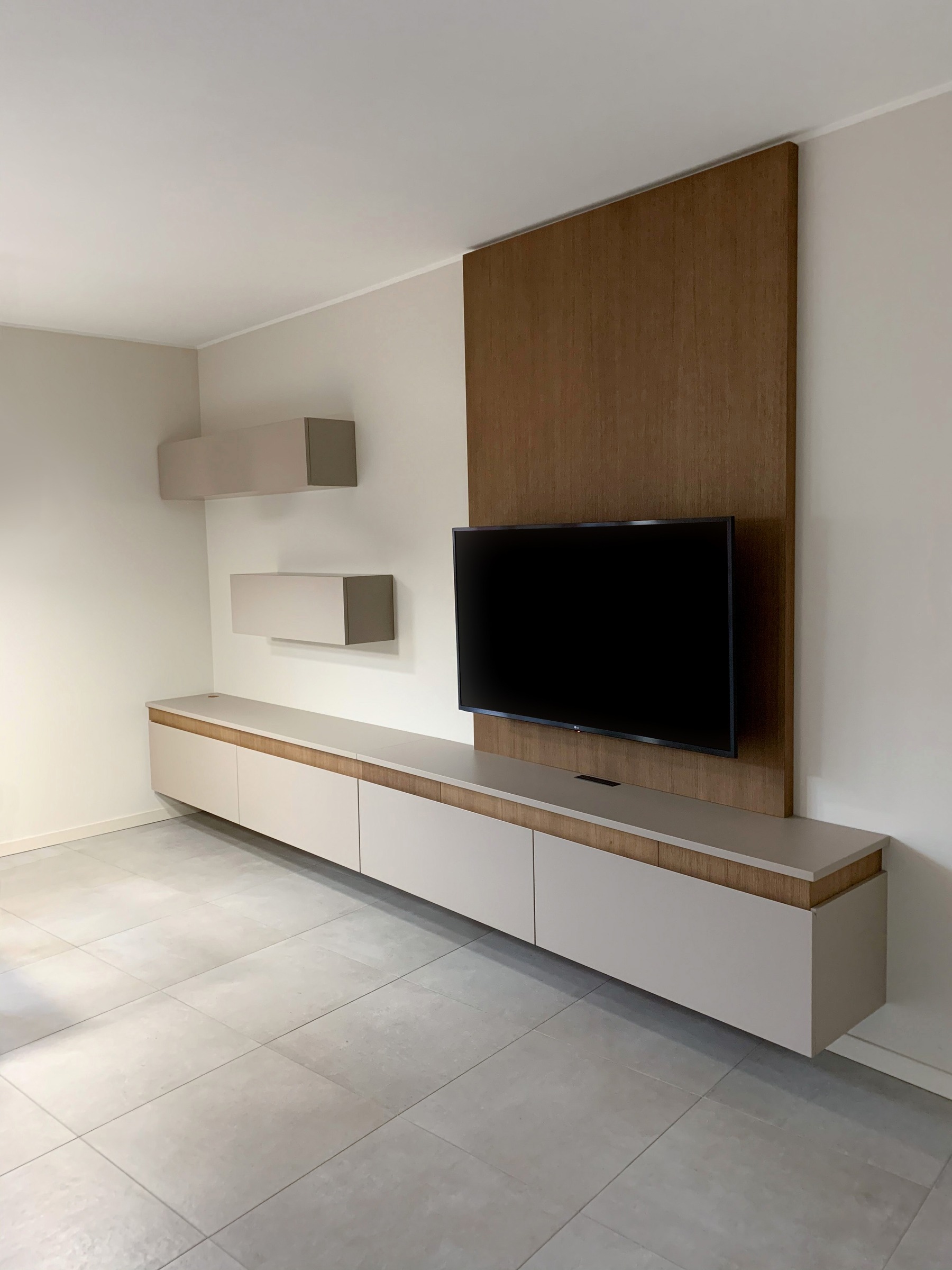 Bergo Arredi — Trame verticali e volumi sospesi: il sistema giorno in Rovere Miele e laccato Nocciola.