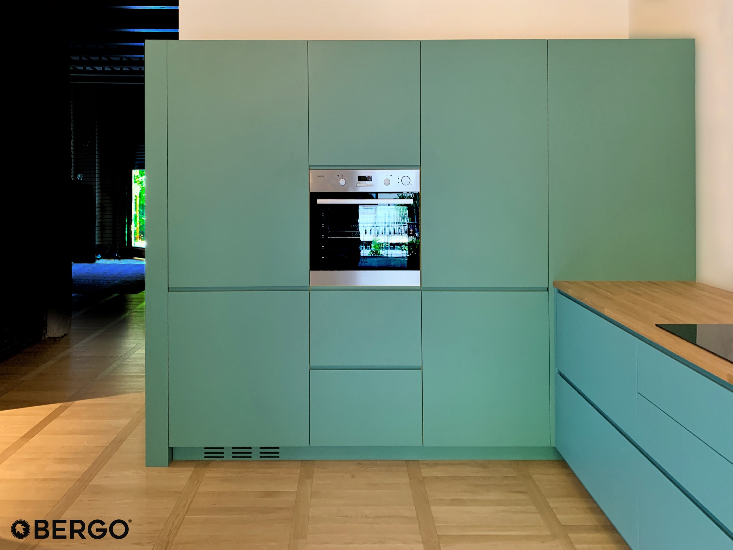Cucina verde oliva e azzurro pastello — Milano