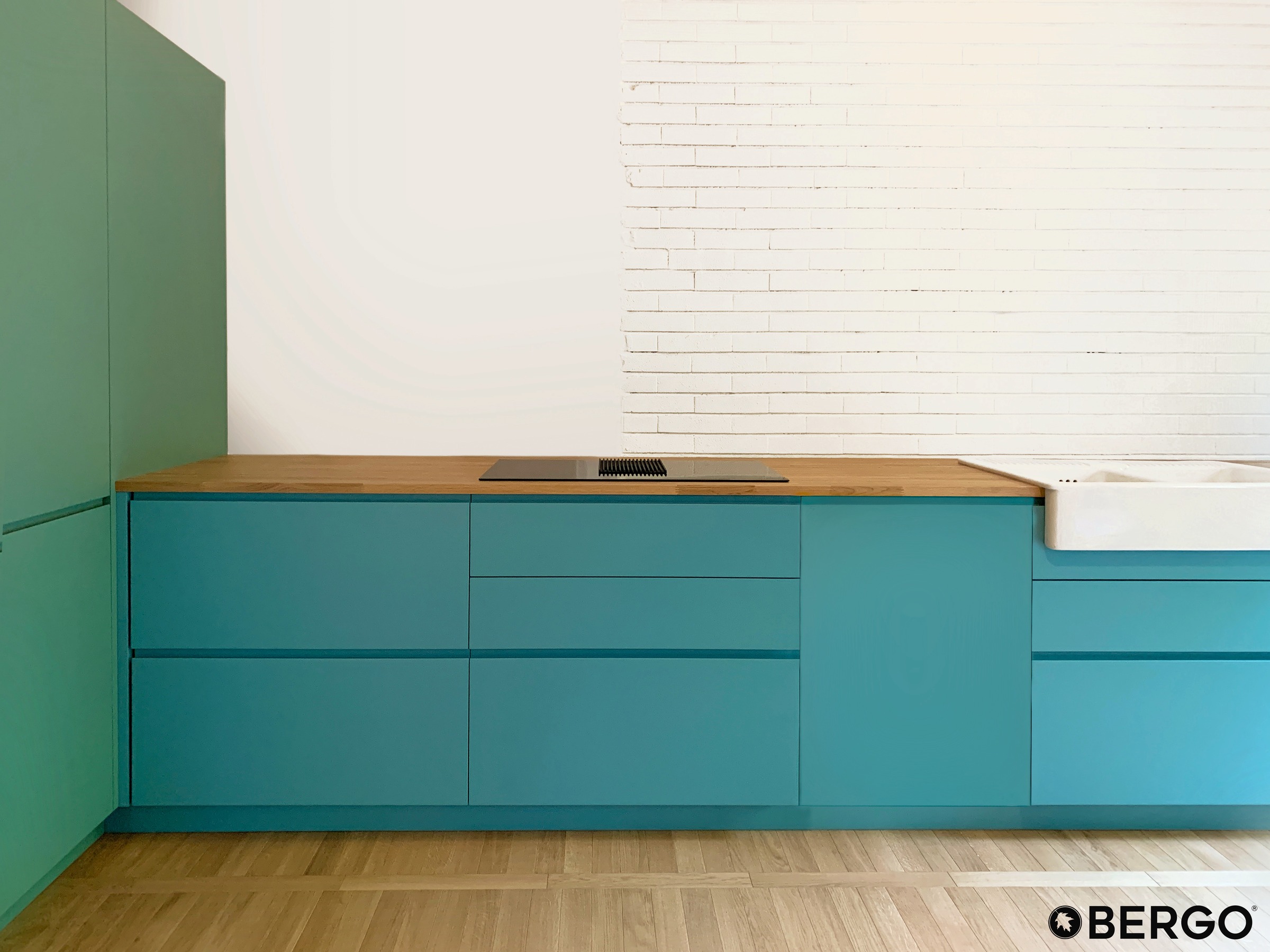 Cucina verde oliva e azzurro pastello — Milano